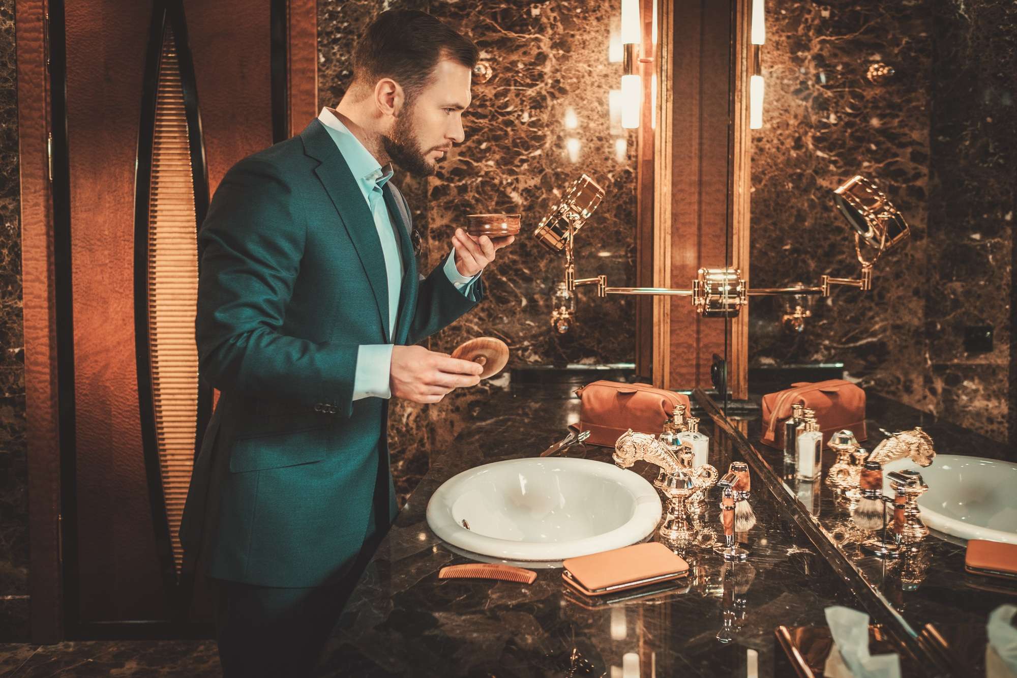 Mann Mit Stil Trägt Parfum Auf – Boss Bottled Vs Dior Sauvage