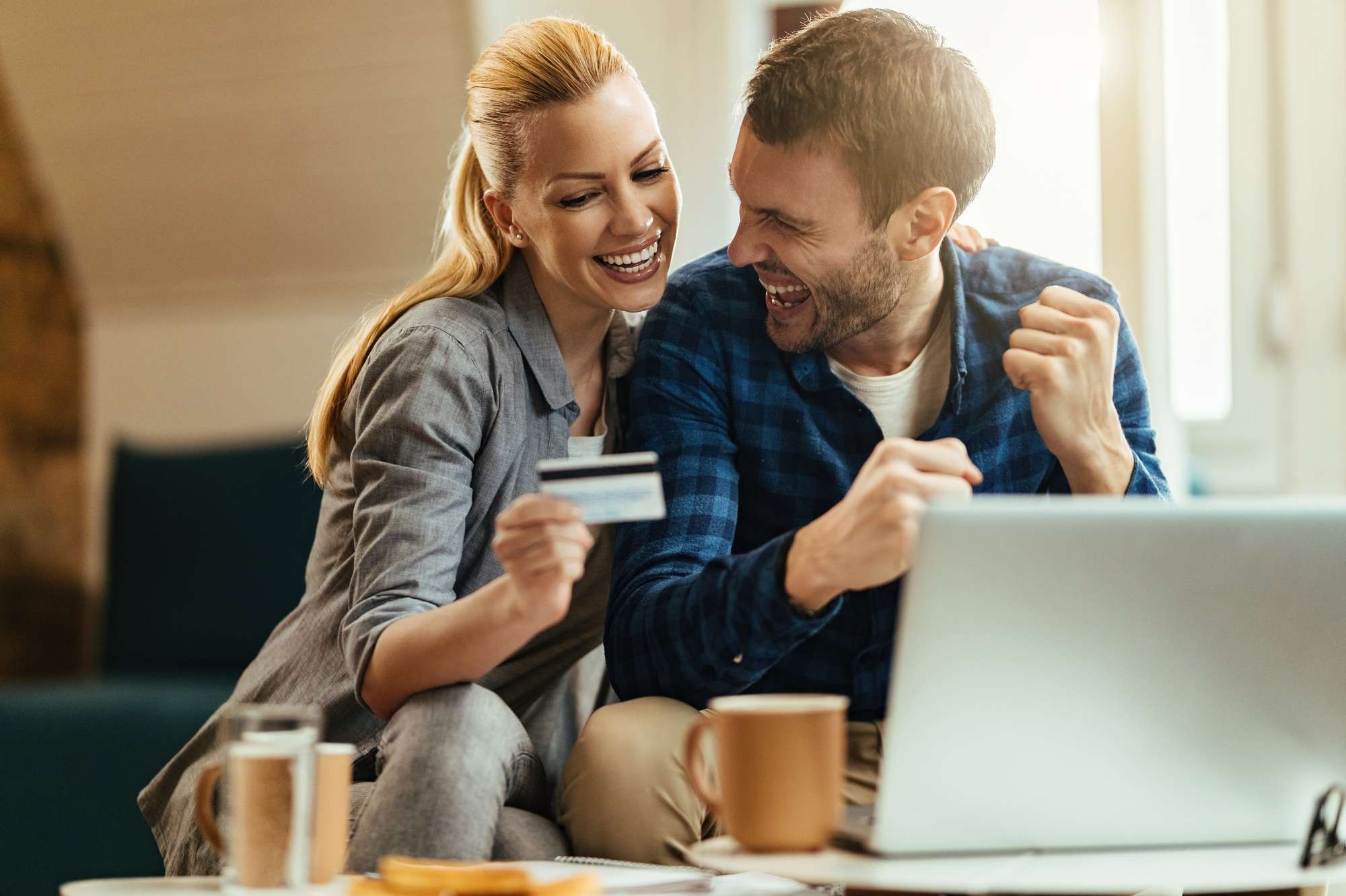 Die Beste Kostenlose Kreditkarte - Ein Paar Feiert Den Vergleich: Barclays Visa Vs. Dkb Visa (2025) – Mit Online-Banking Und Flexibler Nutzung.