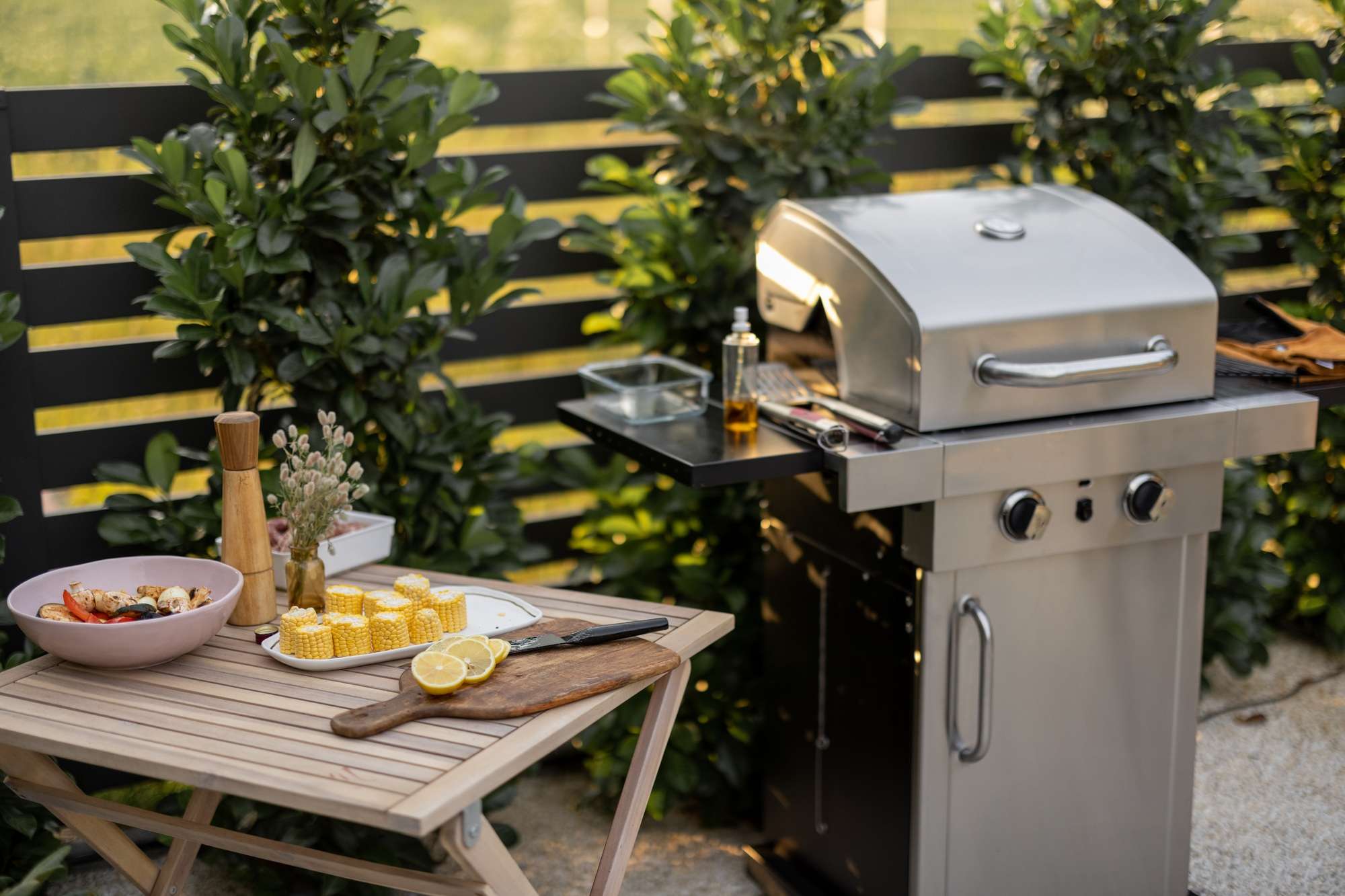 Holzkohlegrill Vs. Gasgrill 2025: Weber Classic Kettle Oder Taino Basic 4+1 – Grillarten Im Vergleich: 19 Gasgrill Oder Kohlegrill? Hochwertiger Gasgrill Mit Grillgut – Ideal Für Gesellige Bbq-Abende.